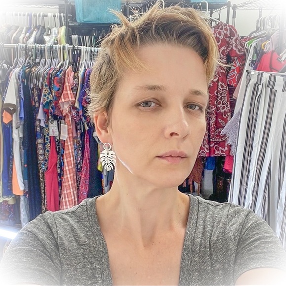 💕Beautiful Silver Tone Plantain Leaf Fashion Earrings💕 - Picture 5 of 5